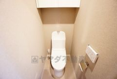 壁リモコンタイプのウォシュレット付き。すっきりした見た目で、トイレ奥の掃除もしやすいです。