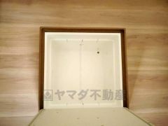 キッチンにある床下収納は、居住スペースを減らさずに買い置きの調味料や非常食などを保管することができます。