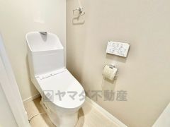 壁リモコンタイプのウォシュレット付き。すっきりした見た目で、トイレ奥の掃除もしやすいです。
