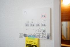 雨の日の洗濯も安心できる浴室暖房乾燥機付き浴室。リモコンで操作もボタン1つで簡単。