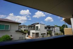 日差しが遮られないように隣家との間に距離を設けています。住宅地ですのでご近所様とコミュニケーション取りやすい距離感が良いですね。