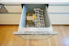 同仕様写真。家事の時間が短縮できるフルオープンで開けやすい食器洗い乾燥機付。食事後に家族とのくつろぎタイムをしっかり取れます。