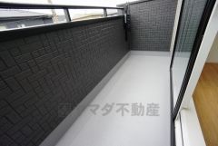 南側に面したバルコニーは日当たり良好です。お洗濯物も気持ちよく干せそうです。日光浴をしたり、星を眺めたりも良いですね^^