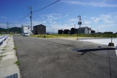 前面道路は広く、車同士がすれ違うスペースが十分にあります。落ち着いた住宅地内で快適な生活を実現してみませんか＾＾