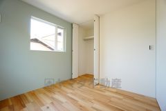 暖かい日差しが差し込む洋室。たっぷり収納できるクローゼット付きでお部屋の中をすっきりと快適に保てます。