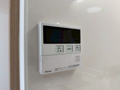 キッチン横からボタンひとつで操作が楽々。