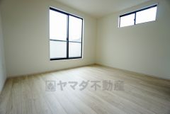 寛ぎの時間を紡ぎだす主寝室は、大型ベッドを置いても余裕の広さを確保しています。