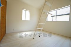 木目調のシンプルデザインで落ち着きと安らぎの空間に仕上げています。各部屋に収納が完備されているので、お荷物が増えても安心の設計です。