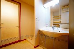 三面鏡つき洗面台。鏡裏にたっぷりとした収納スペースがあります。鏡を閉めてしまえば小物は見えないため、スッキリとした印象の洗面台にできます。