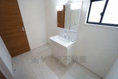 同仕様写真。広めのスペースを確保した洗面脱衣室には換気や採光に重宝する小窓付き＾＾