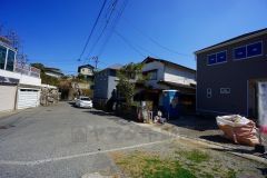 現地（2026年3月11日）撮影。前面道路は広く、車同士がすれ違うスペースが十分にあります。落ち着いた住宅地内で快適な生活を実現してみませんか＾＾