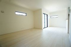 大きな窓のあるリビングは、陽光あふれる明るい空間です。居心地良く、ご家族皆がゆったり寛げる憩いの空間となりそうです。