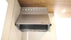 風量が弱・強と切替え可能なレンジフードが調理中の煙をしっかり吸い込みます。手元を照らすライト付きです。