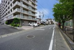 前面道路は広く、車同士がすれ違うスペースが十分にあります。落ち着いた住宅地内で快適な生活を実現してみませんか＾＾