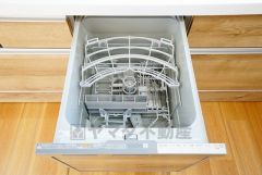 食事の後の手間を解消する食器洗い乾燥機付。冬場の洗い物で手荒れの悩みもなくなります。手洗いよりも節約できて便利。