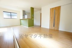 大きな窓のあるリビングは、陽光あふれる明るい空間です。居心地良く、ご家族皆がゆったり寛げる憩いの空間となりそうです。