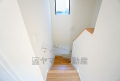 小さなお子様やご高齢の方でも安心できる、手すり付き階段。段差も低めで設定されており、安全性にも優れています。