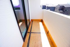 バルコニーは日当たり良好です。お洗濯物も気持ちよく干せそうです。日光浴をしたり、星を眺めたりも良いですね^^