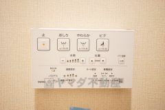 温水、暖房、ウォシュレット付の高機能トイレです。