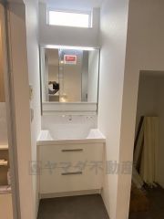 三面鏡つき洗面台。鏡裏にたっぷりとした収納スペースがあります。鏡を閉めてしまえば小物は見えないため、スッキリとした印象の洗面台にできます。