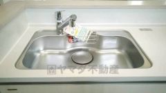 広々としたステンレスシンクには、洗剤やスポンジを収納出来るラック付き。広さも確保しているので、大きなお鍋も洗いやすいです。