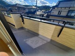 南側に面したバルコニーは日当たり良好です。お洗濯物も気持ちよく干せそうです。日光浴をしたり、星を眺めたりも良いですね^^