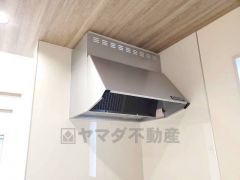 風量が弱・強と切替え可能なレンジフードが調理中の煙をしっかり吸い込みます。手元を照らすライト付きです。