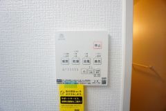 浴室暖房乾燥機付き。天候に左右されず、いつでも好きなときに洗濯物を干せるので、仕事や家事で忙しい方に重宝します。