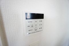 キッチン横からお湯張り、追い炊き、足し湯がボタン一つで楽々操作できる給湯機リモコンです。忙しい夕飯準備の時間帯に重宝しますね。