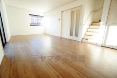 カウンターキッチンに加えて、リビング階段になっているので、お顔を合わす回数が増え、ぐっと家族の距離が縮まります。