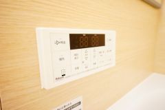 湯量・湯温の設定、そして保温までワンタッチのフルオートバス。便利な追い炊き機能付きです。