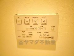 温水、暖房、ウォシュレット付の高機能トイレです。
