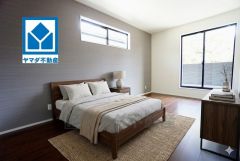 家具はイメージです。寛ぎの時間を紡ぎだす主寝室は、大型ベッドを置いても余裕の広さを確保しています。