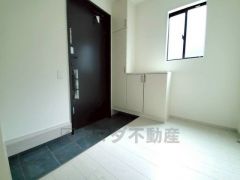 採光も考えられた明るい玄関です。