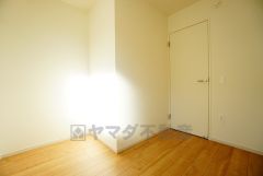 木目調のシンプルデザインで落ち着きと安らぎの空間に仕上げています。