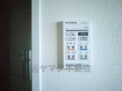 浴室暖房乾燥機付き。天候に左右されず、いつでも好きなときに洗濯物を干せるので、仕事や家事で忙しい方に重宝します。