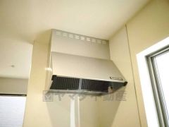 お手入れが簡単なスリム型レンジフードです。調理により発生する油煙や臭いを吸い込み、屋外へ排気してくれます。