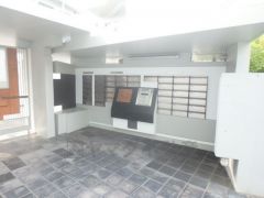 オートロックは、外部の人が自由に建物内に出入りできないため、不審者の侵入防止効果があります。