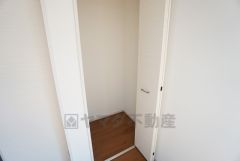 同仕様写真。物が散らかりやすいリビングに収納スペースを確保。書類や雑貨をひとまとめにできまるため、お部屋をすっきりさせることが出来ます。