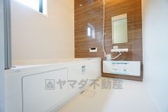 1日の疲れを癒すくつろぎのバスルーム。足を伸ばしてもゆったりと入れるサイズです。お子様と一緒にお風呂に入っても狭くないですね^^