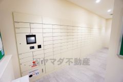 不在時でも荷物が受け取れる宅配ボックス完備。共働きの家庭や外出の多い方に便利。お子様の留守番中も安心ですね＾＾