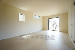 大きな窓のあるリビングは、陽光あふれる明るい空間です。居心地良く、ご家族皆がゆったり寛げる憩いの空間となりそうです。