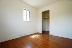 同仕様写真。暖かい日差しが差し込む洋室。たっぷり収納できるウォークインクローゼット付きでお部屋の中をすっきりと快適に保てます。