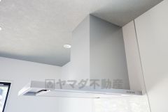 お手入れが簡単なスリム型レンジフードです。調理により発生する油煙や臭いを吸い込み、屋外へ排気してくれます。