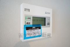 キッチン横からお湯張り、追い炊き、足し湯がボタン一つで楽々操作できる給湯機リモコンです。忙しい夕飯準備の時間帯に重宝しますね。