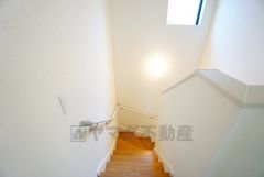 小さなお子様やご高齢の方でも安心できる、手すり付き階段。段差も低めで設定されており、安全性にも優れています。