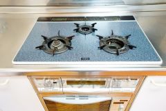 複数の調理を一度に行うことができる3口コンロ。効率よくお料理が出来ます。毎日のお料理も楽しくなりますね＾＾