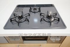 同仕様写真。同時にたくさんの料理が調理できる3口コンロ。長時間熱を通しておきたい煮込み料理を作りながら、炒め物など同時進行で進められます。