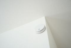 火災発生をいち早く知らせてくれる火災報知器は標準装備です。
