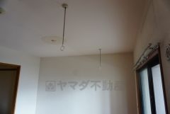 リビングには雨の日でも洗濯物が干せる物干し台が天井から設置されています。梅雨時期などにとても便利です。